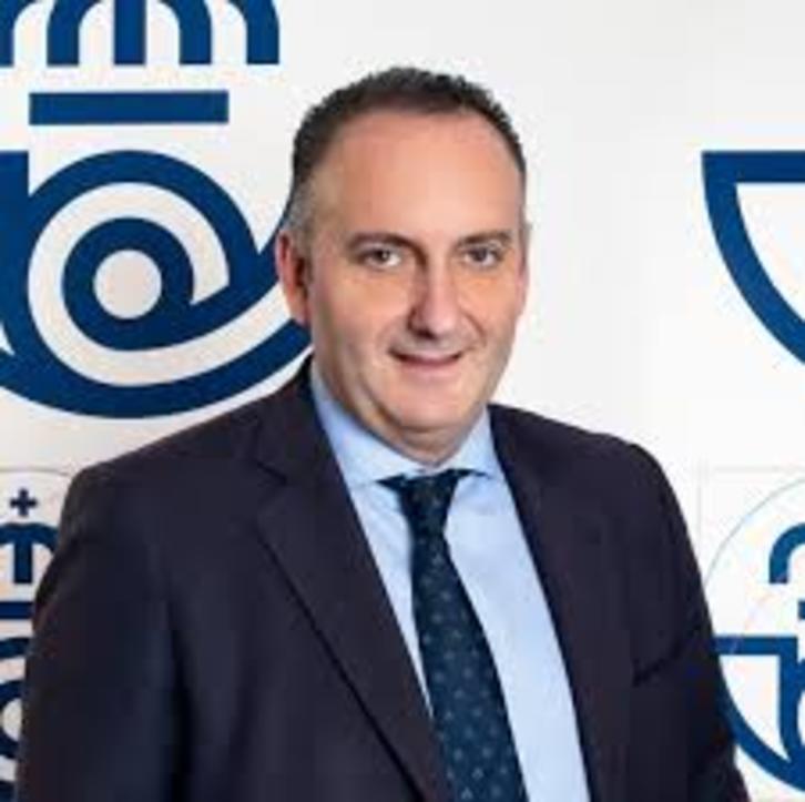 Roberto Ducay, junto al logo de correos. 