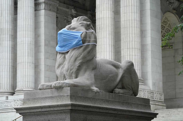 Uno de los leones que custodia la biblioteca pública de Nueva York, en la 5ª Avenida. (TIMOTHY A. CLARY / AFP) 
