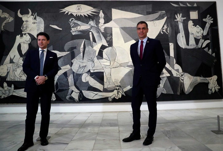 Conte y Sánchez, ante la recreación de Picasso del bombardeo de Gernika. (Kiko HUESCA | AFP) 