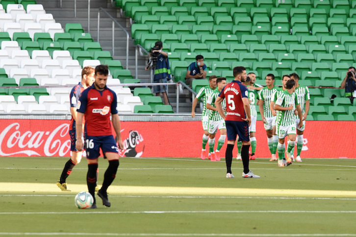 Los jugadores rojillos se muestran cabizbajos tras el primer gol del Betis. (AGENCIA LOF)