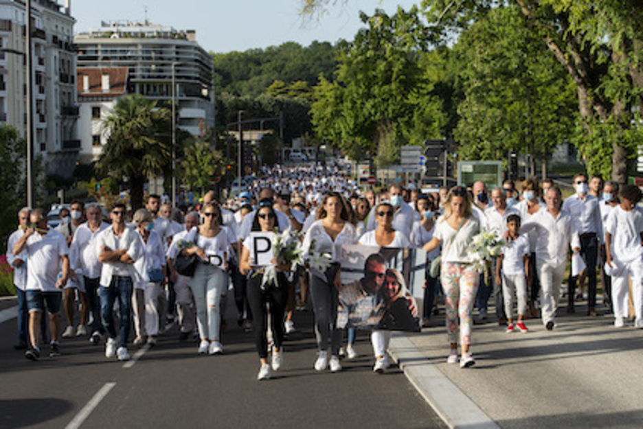 Mobilisation de masse sur les allées Paulmy à Bayonne lors de cette marche blanche. © Guillaume FAUVEAU
