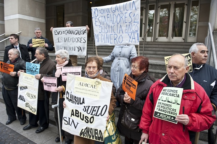 Una movilización de la plataforma Adicae en Bilbo, en el año 2012. (Jon HERNAEZ | FOKU)