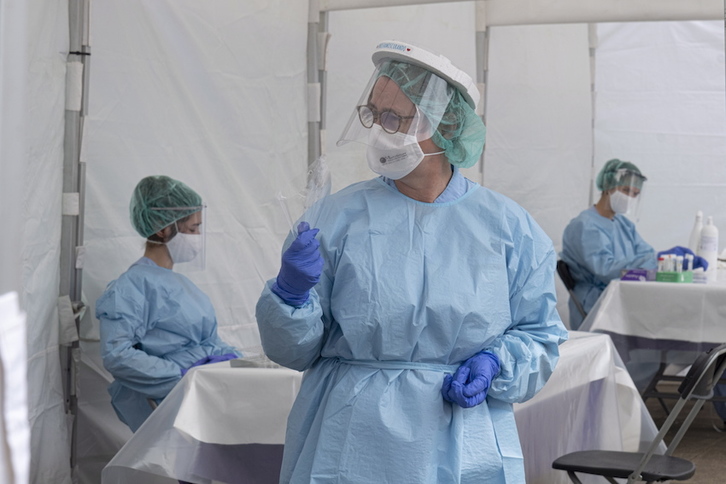 Erizainak Ordizian, PCR probak egiteko prestatutako karpetan. (Jon URBE/FOKU)