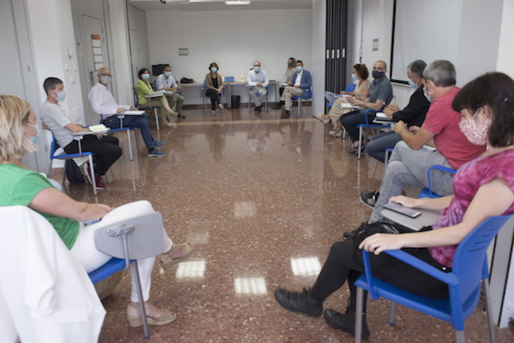 Reunión celebrada el pasado martes en Zumarraga. (Jon URBE/FOKU)