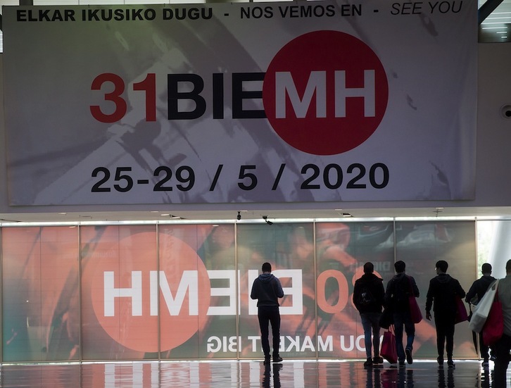 El cartel que anunciaba la cita de mayo pasado durante la anterior edición de la BIEMH, en 2018. (Luis JAUREGIALTZO/FOKU)