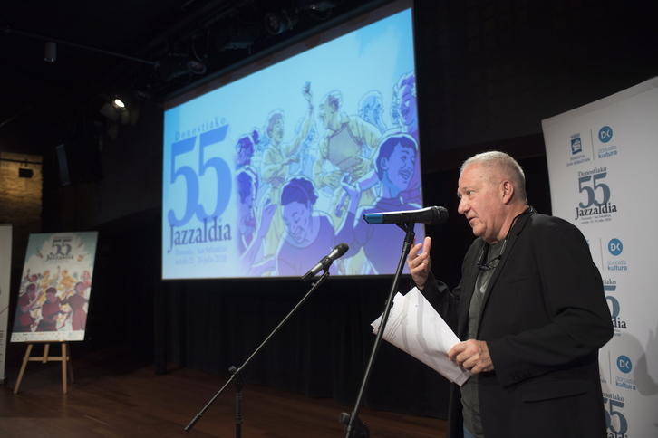 Miguel Martin Jazzaldiko zuzendariak xehetasunak eskaini ditu ostegun honetan. (Juan Carlos RUIZ I FOKU)