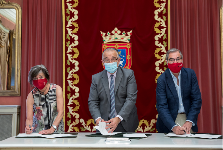 Helena Fernandino y Emilio Pi firman la cesión junto al alcalde de Iruñea, Enrique Maya, en el centro. (NAIZ)