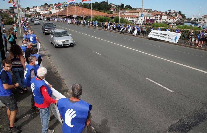 Joan zen ekainaren 27an zigor luzeak bete dituzten presoen egoera salatzeko Donibane Lohizunen eginiko giza katea. (Guillaume FAUVEAU)