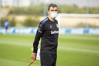 Juan Ramón López Muñiz dirigiendo su primera sesión de trabajo el pasado lunes. (DEPORTIVO ALAVÉS)