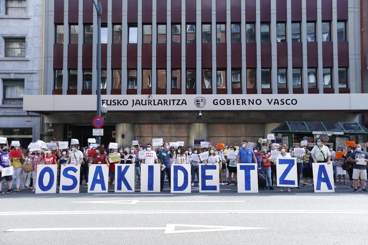 Concentración en la sede del Gobierno de Lakua en Bilbo en defensa de la sanidad pública. (Aritz LOIOLA/FOKU)
