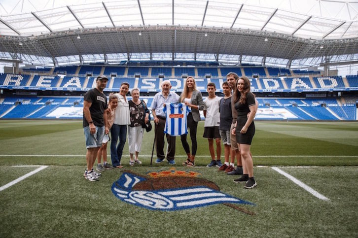 Maitane posa en Zubieta con su familia. (Real Sociedad)