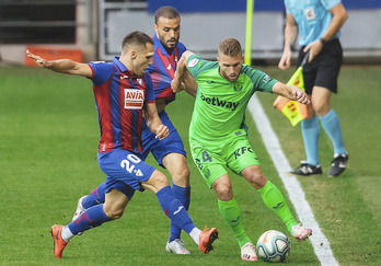 Correa y Pedro León persiguen a Kevin Rodrigues. (SD Eibar)