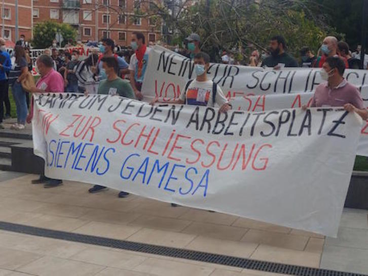 Los trabajadores de Siemens-Gamesa de Agoitz han desplegado en su concentración hasta pancartas en alemán.