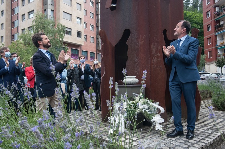 La ofrenda floral en Ermua en homenaje a Miguel Ángel Blanco. (@PPmasCs)