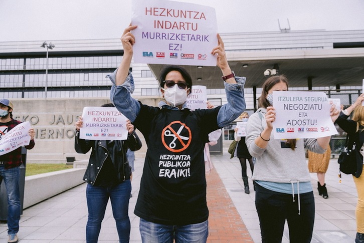 Concentración de los cinco sindicatos de Educación pública frente a Gobierno de Gasteiz ante los recortes el pasado mes de junio. (Jaizki FONTANEDA/FOKU)