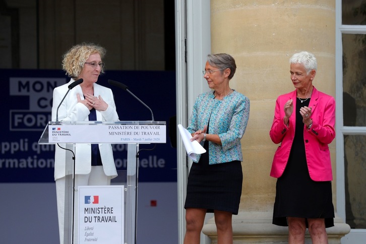 Muriel Pénicaud, ante el atril, dio el relevo a Elisabeth Borne (a su derecha en la imagen), como ministra de Trabajo el 7 de julio. (Geoffroy VAN DER HASSELT | AFP)