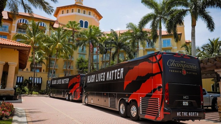 Llegada a Orlando de los autobuses de los Raptors. (RAPTORS)