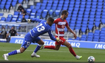 Soldado bate a Moyá tras el error de LLorente. (Jon URBE/FOKU)