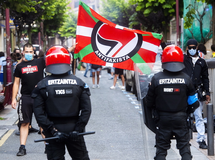 Ertzaintza, antifaxisten aurrean ostegunean Barakaldon. (Luis JAUREGIALTZO | FOKU)