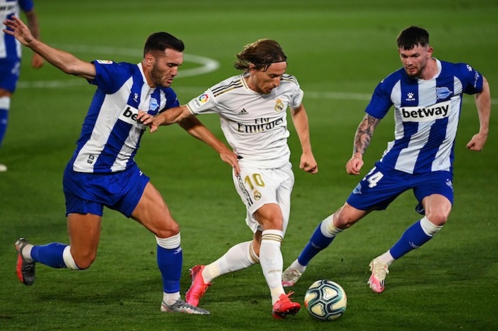 Lucas Pérez y Burke marcando a Modric. (Gabriel BOUYS/AFP)