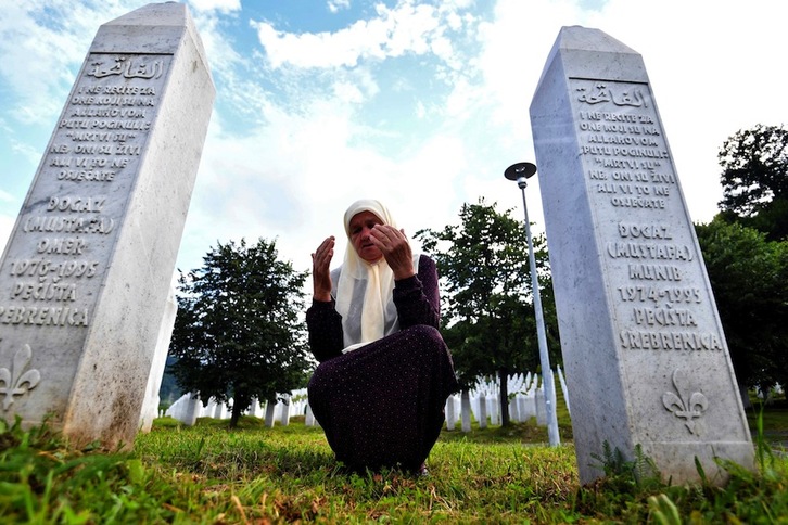 Mejra Djogazek bi seme galdu zituen sarraskian. Hirugarrena eta senarra hiru urte lehenago, Srebrenicaren aurkako serbiarren bonbardaketetan.  (ELVIS BARUKCIC | AFP)