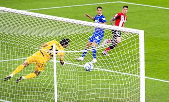 Gol de Capa ante el Sevilla. (Luis JAUREGIALTZO / FOKU)