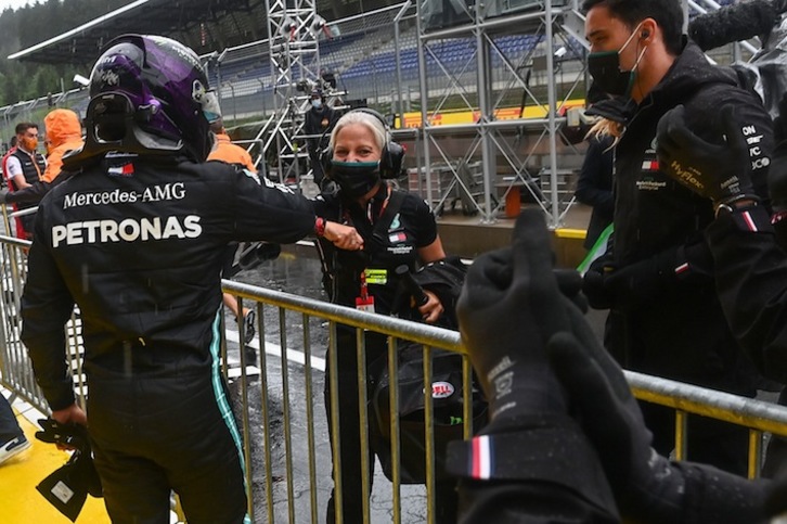 Hamilton celebra la «pole» con los integrantes de su equipo. (Joe KLAMAR/AFP)
