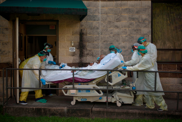 Profesionales sanitarios atienden a un enfermo de coronavirus en Houston, Estados Unidos. (Mark FELIX/AFP) 