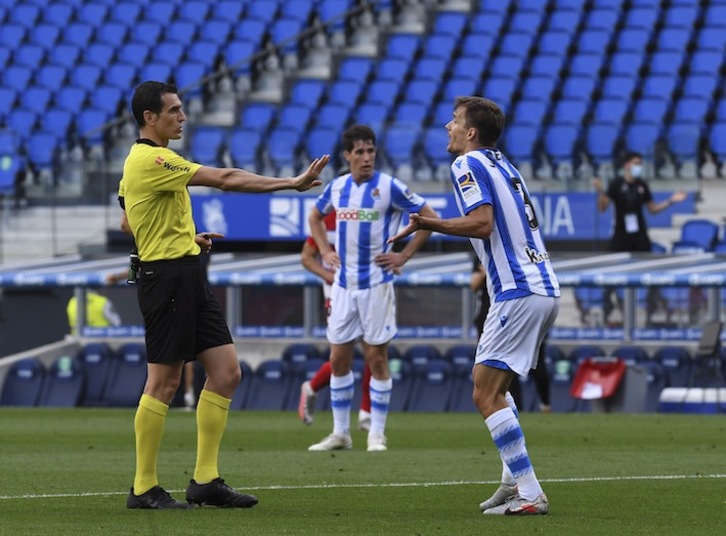 Munuera Montero con LLorente tras el segundo gol del Granada. (Jon URBE/FOKU)
