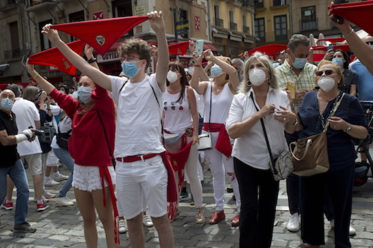 Personas con mascarillas el día 6 en Iruñea. (Iñigo URIZ/FOKU)