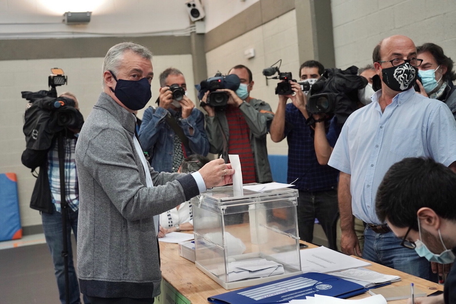 Iñigo Urkullu EAJko lehendakarigaia, Durangon botoa ematen. (FOKU) Iñigo Urkullu EAJko lehendakarigaia, Durangon botoa ematen. (FOKU)