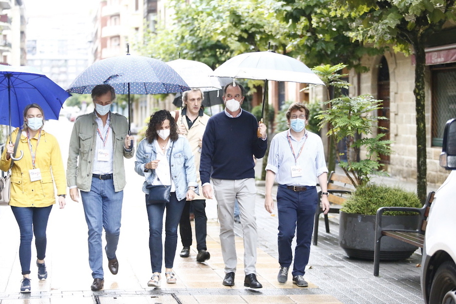 Carlos Iturgaiz PP-C's taldeko lehendakarigaiak Getxon eman du botoa. (Aritz LOIOLA/FOKU) Carlos Iturgaiz PP-C's taldeko lehendakarigaiak Getxon eman du botoa. (Aritz LOIOLA/FOKU)