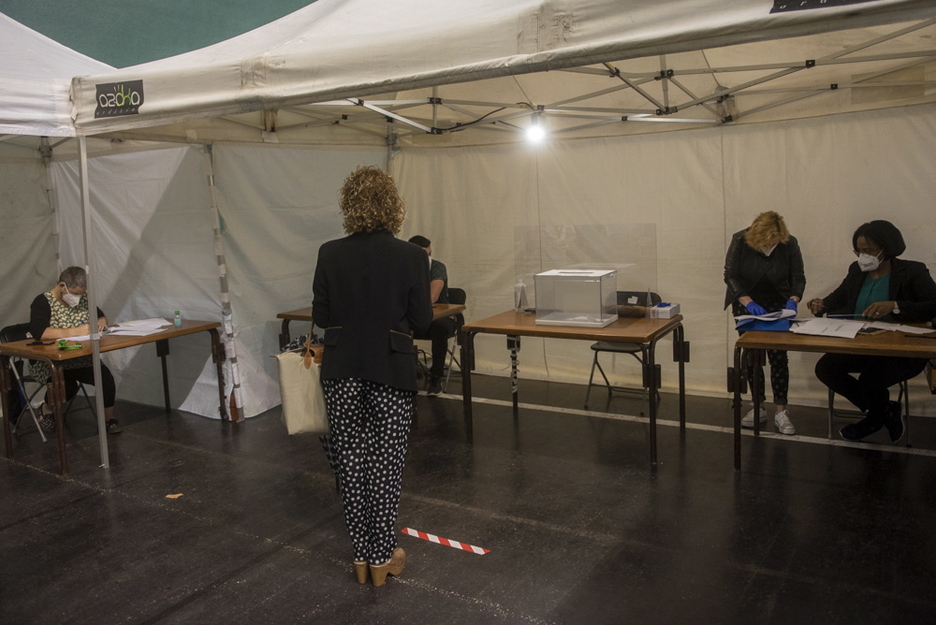 Ordiziako pilotalekuan, botoa ematen. (Gorka RUBIO/FOKU) Ordiziako pilotalekuan, botoa ematen. (Gorka RUBIO/FOKU)