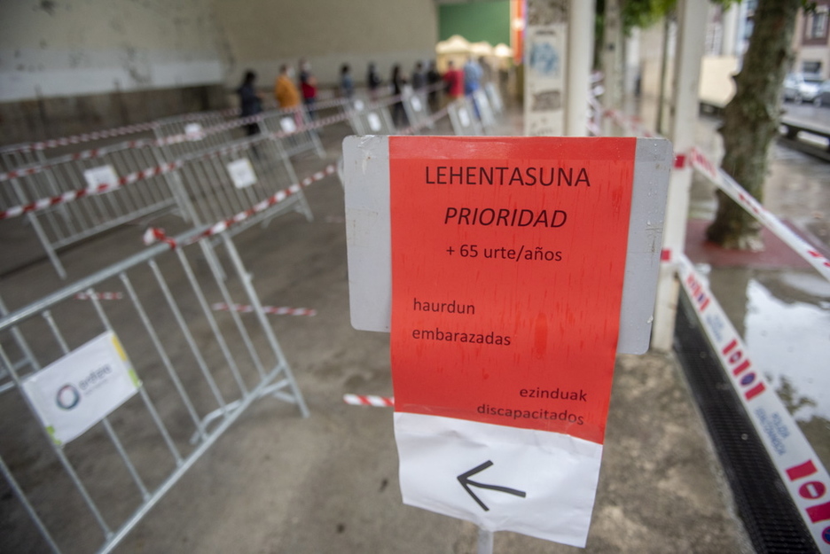 Ordiziako Udalak neurri bereziak hartu ditu populazioarentzat botoa ematerako orduan. (Gorka RUBIO/FOKU) Ordiziako Udalak neurri bereziak hartu ditu populazioarentzat botoa ematerako orduan. (Gorka RUBIO/FOKU)