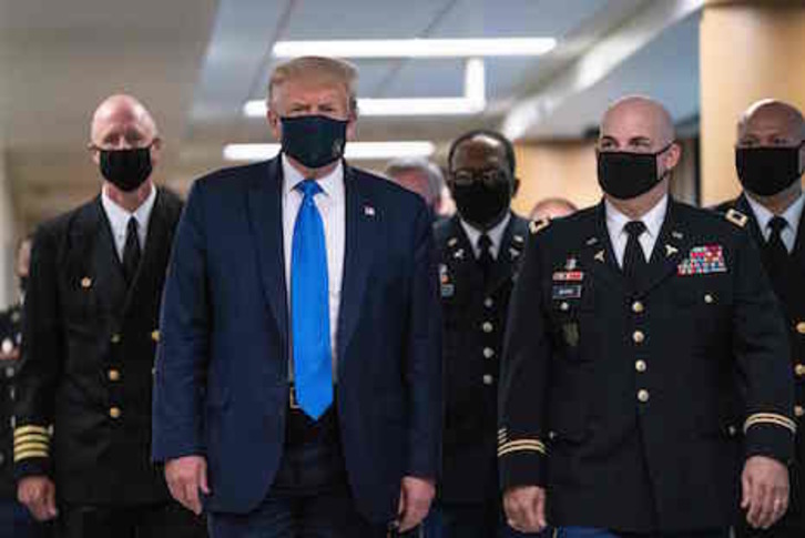 Trump, en su primera aparición pública con mascarilla después de haberla desdeñado en repetidas ocasiones. (Alex EDELMAN/AFP)