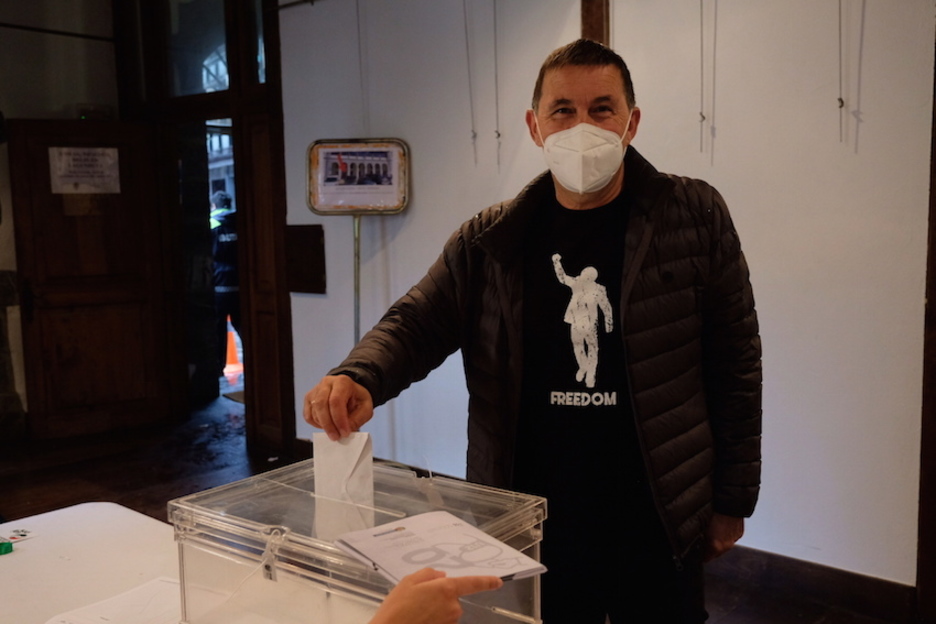 Arnaldo Otegik Elgoibarren bozkatu du. (Jon URBE/FOKU) Arnaldo Otegik Elgoibarren bozkatu du. (Jon URBE/FOKU)