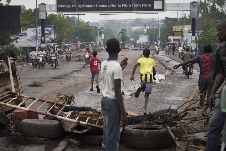  Barrikadak Bamako Maliko hiriburuan. (Michele CATTANI/AFP)