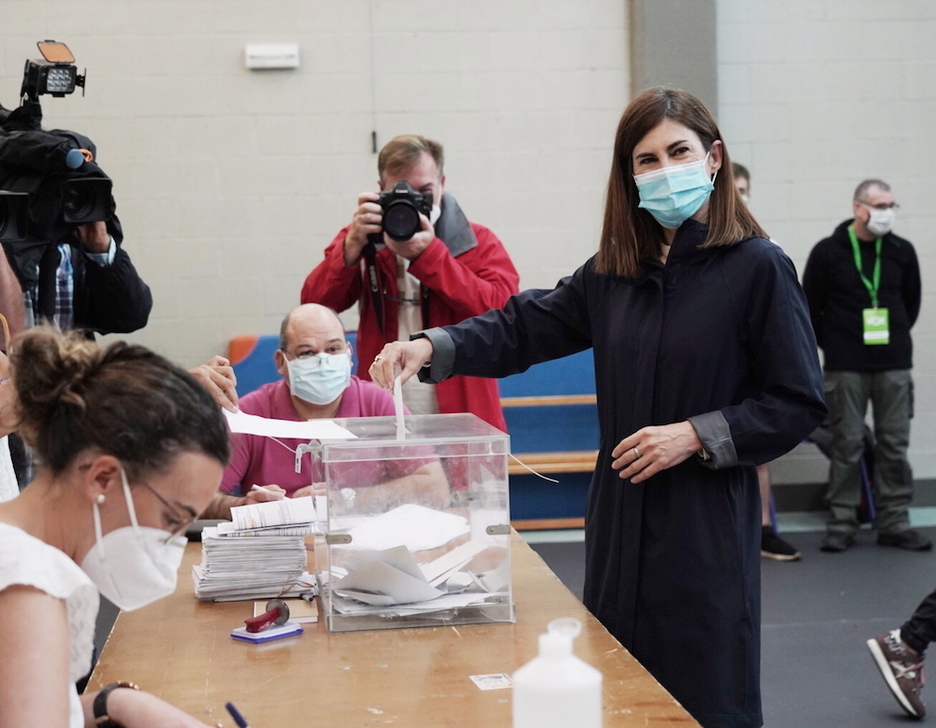 Miren Gorrotxategi EP-IU koalizioko lehendakarigaiak Durangon bozkatu du. (FOKU) Miren Gorrotxategi EP-IU koalizioko lehendakarigaiak Durangon bozkatu du. (FOKU)