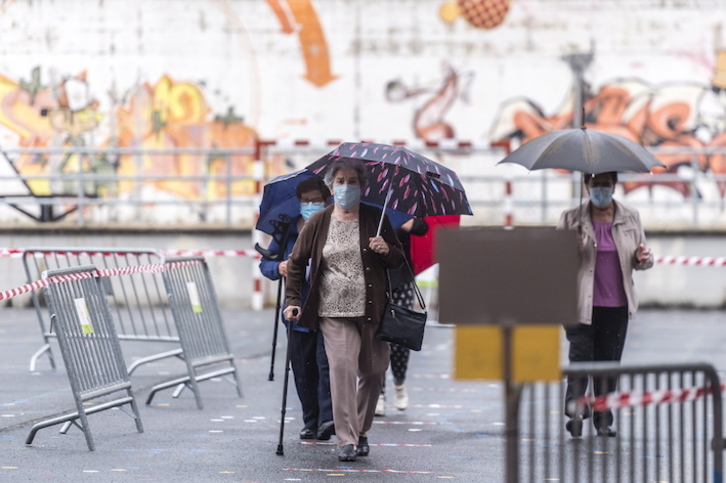 Herritarrak botoa emateko zain Ordizian. (Gorka RUBIO/FOKU)