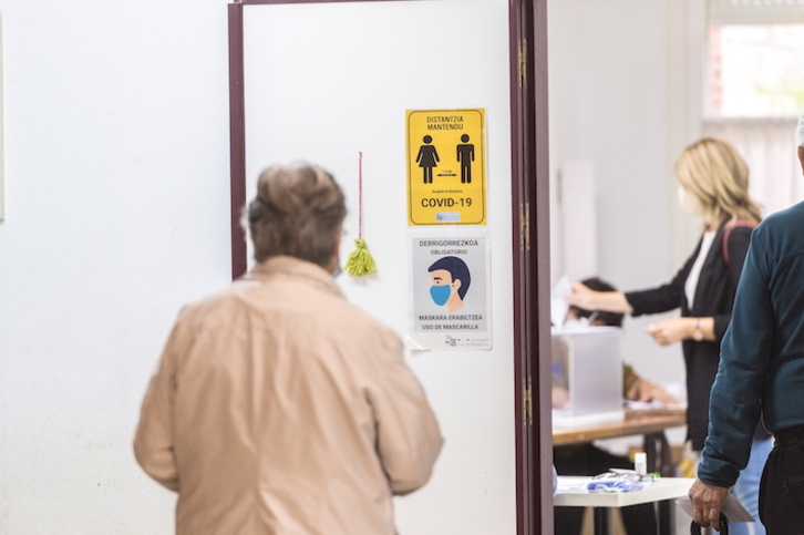 Carteles recuerdan a los electores de Ordizia las medidas de prevención ante el covid-19. (Gorka RUBIO/FOKU)