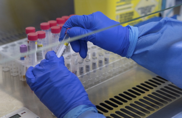 Donostia Ospitaleko laborategi bat, artxiboko irudi batean. (Andoni CANELLADA/FOKU)