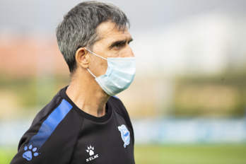 Juan Ramón López Muñiz dirigiendo al equipo en una de los entrenamientos en Ibaia. (DEPORTIVO ALAVÉS)