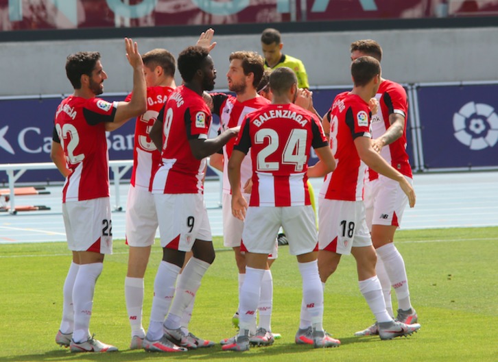 Los jugadores del Athletic celebran uno de los goles de Raúl García. (LOF)