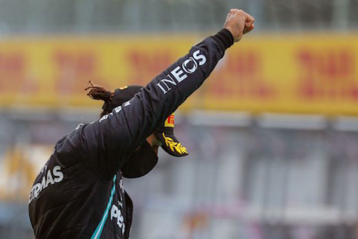 Lewis Hamilton ya está a solo cinco victorias de igualar el récord de Schumacher. (Leonhard FOEGER/AFP)