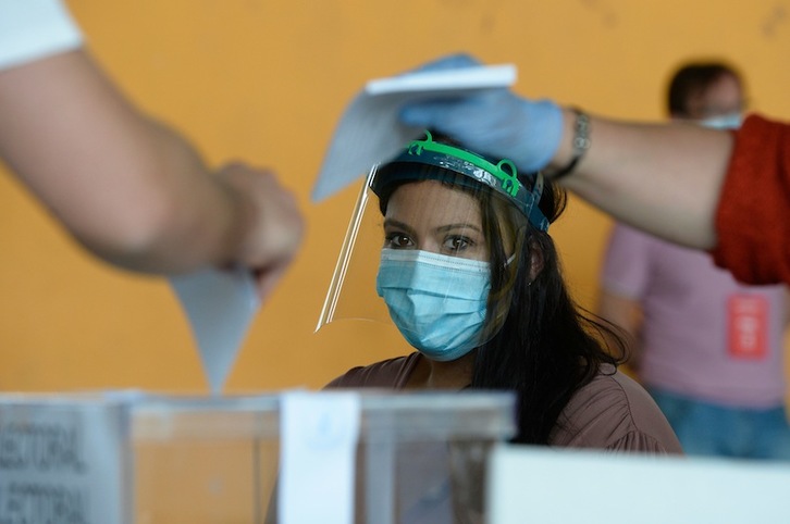  Un momento de la votación en Burela, Lugo, epicentro del brote del coronavirus en Galiza. (Miguel RIOPA-AFP)