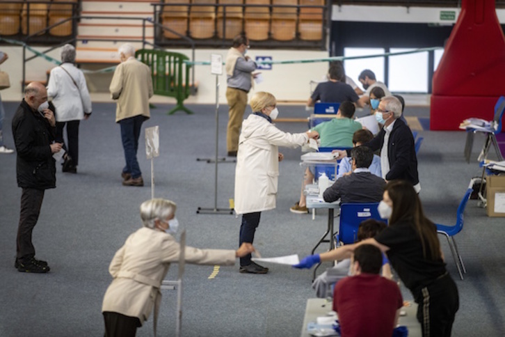 Personas votando en Mendizorrotza, Gasteiz. (Jaizki FONTANEDA/FOKU)
