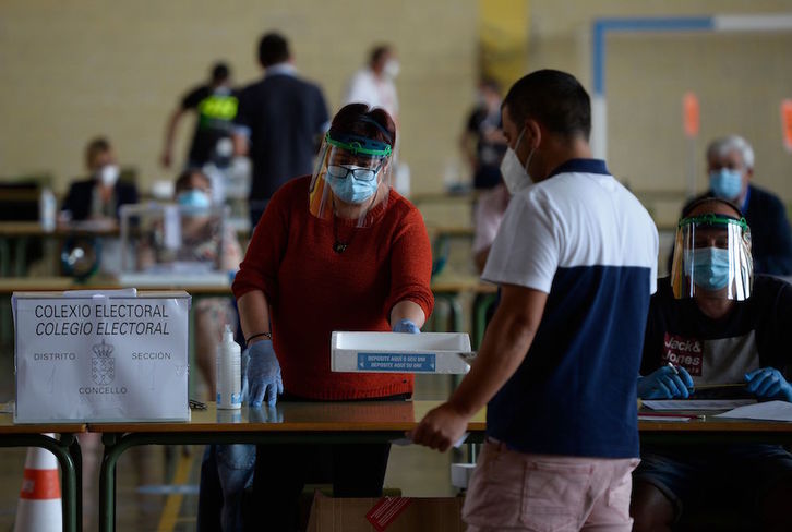 Una urna en Burela, donde se ha registrado un importante rebrote de coronavirus. (Miguel RIOPA / AFP)