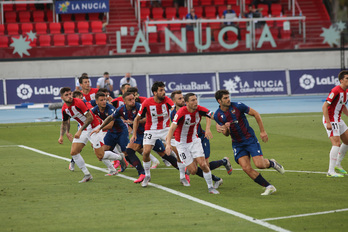 El Athletic acabó defendiendo el resultado en Levante con muchos jugadores con poco habituales durante esta temporada. (LOF)