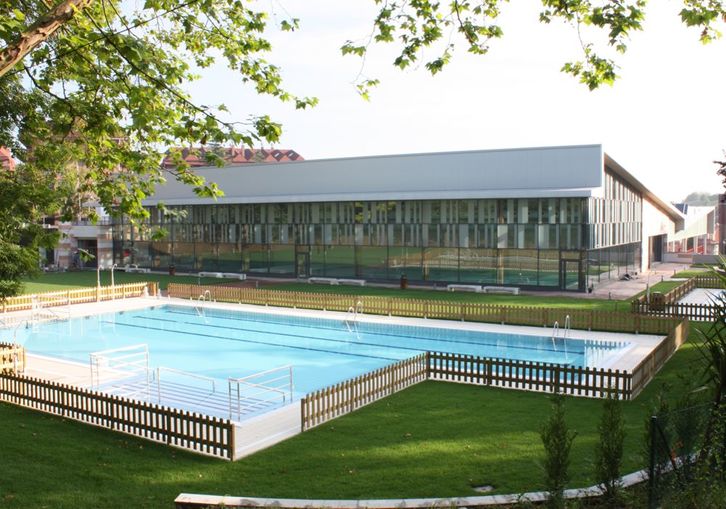 Piscinas exteriores en el polideportivo Etxadi de Donostia. (DONOSTIA.EUS)
