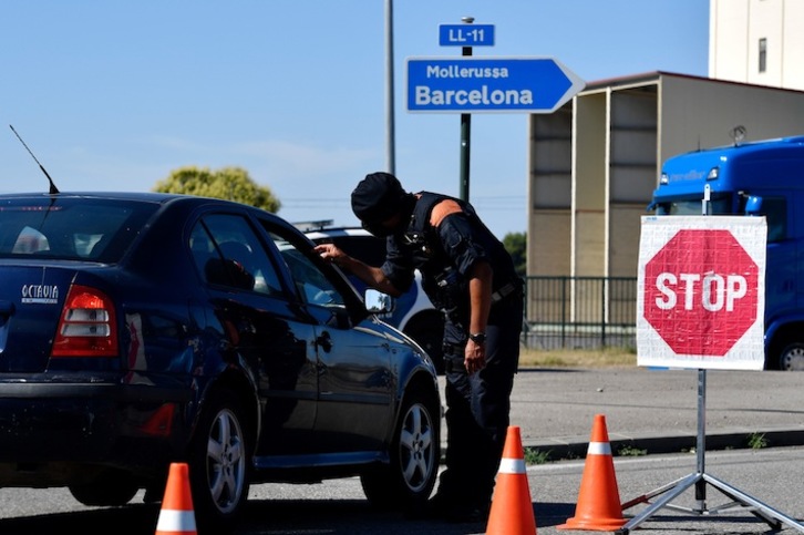 Un agente de los Mossos d'Esquadra, en un control en una carretera de Lleida. (Pau BARRENA/AFP)